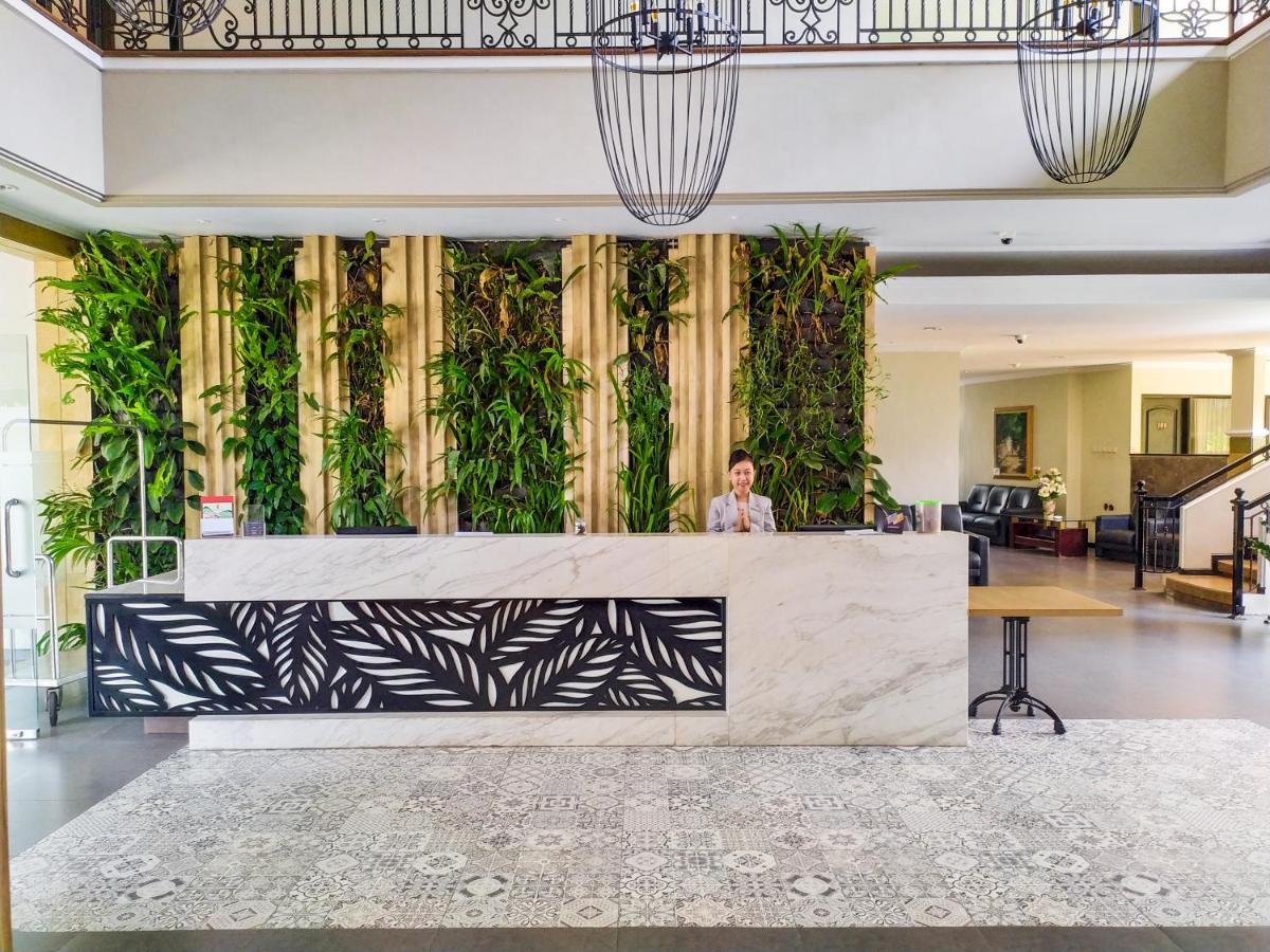 Luminor Hotel Jember By Wh Jembel Exterior foto