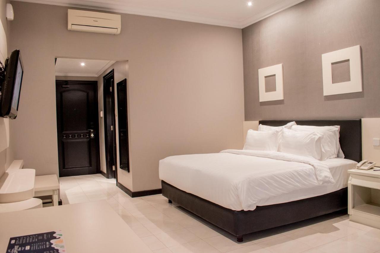 Luminor Hotel Jember By Wh Jembel Exterior foto