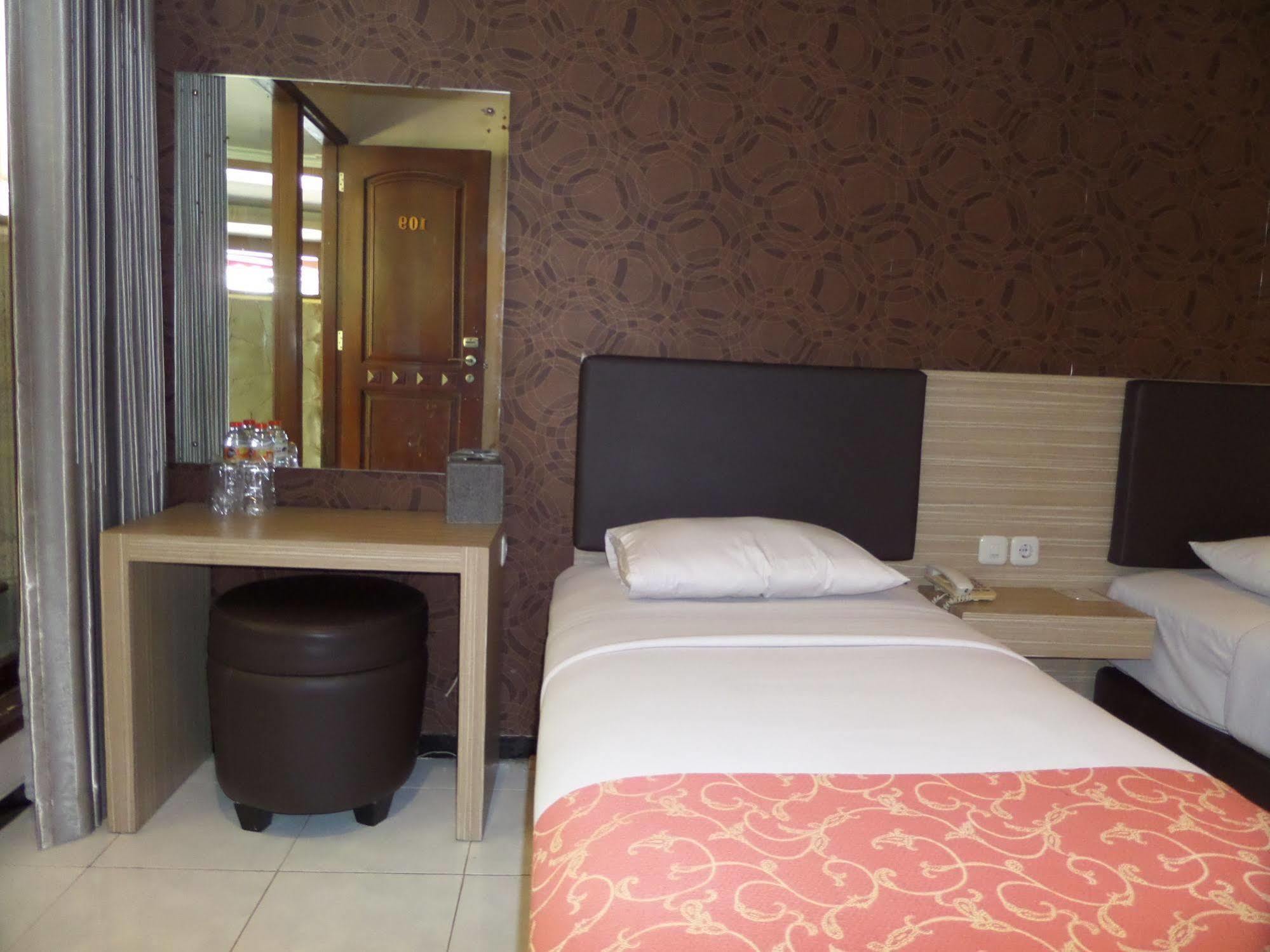 Luminor Hotel Jember By Wh Jembel Exterior foto