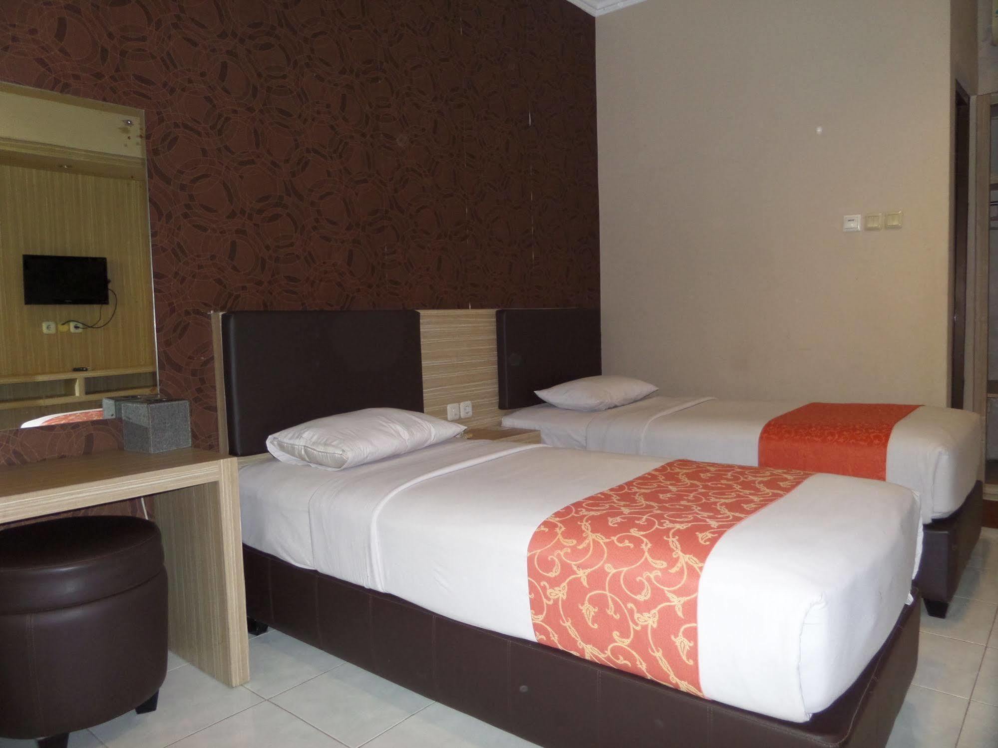 Luminor Hotel Jember By Wh Jembel Exterior foto